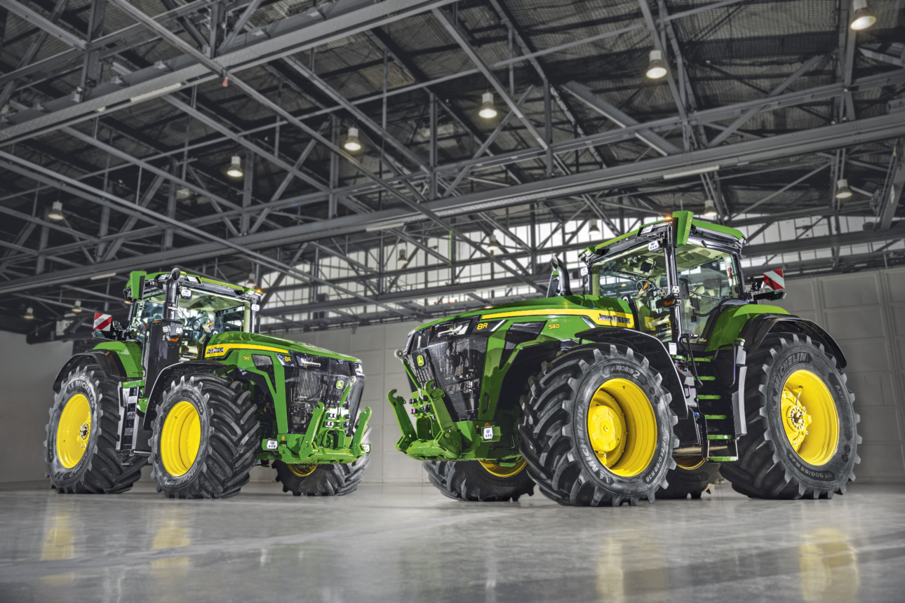 John Deere rozširuje rad traktorov 8R a 8RX o nové modely s vysokým výkonom pre veľké podniky